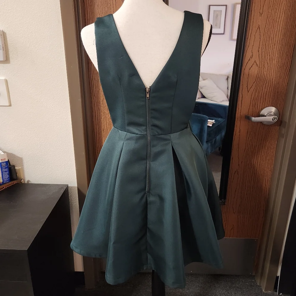 Exquisite Emerald Green Dress - Picture 5 of 7